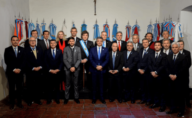 Javier Milei en Tucumán con gobernadores por el Pacto de Mayo en 2024. Javier Milei en Tucumán con gobernadores por el Pacto de Mayo en 2024.