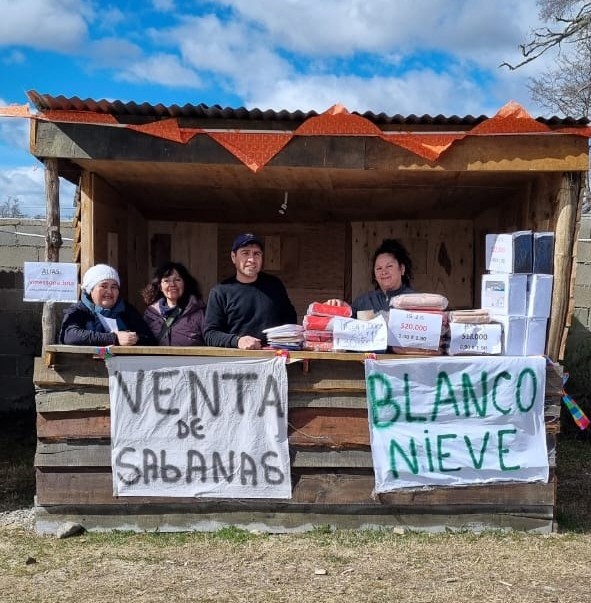 Para poder reunir dinero las trabajadoras recorrieron la provincia y vendieron sábanas 